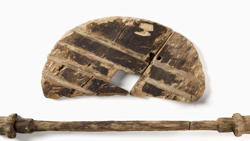 Das älteste Rad der Welt? 2002 stoßen Archäologen in Slowenien auf ein über 5000 Jahre altes Wagenrad aus Eschenholz. – Bild: THE HISTORY CHANNEL /​ Vinkovci Municipal Museum