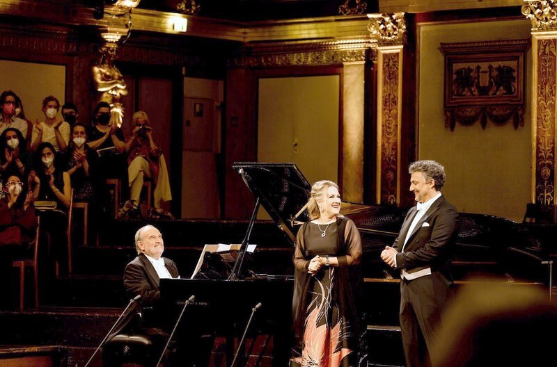 Es ist ein besonderer Musikgenuss mitzuerleben, wie sehr die drei auf der Bühne harmonieren – Helmut Deutsch (li.) am Klavier, die Sopranistin Diana Damrau (Mi.) und Jonas Kaufmann (re.) als Tenor. – Bild: ZDF / Julia Wesely Es ist ein besonderer Musikgenuss mitzuerleben, wie sehr die drei auf der Bühne harmonieren – Helmut Deutsch (li.) am Klavier, die Sopranistin Diana Damrau (Mi.) und Jonas Kaufmann (re.) als Tenor. – Bild: ZDF / Julia Wesely