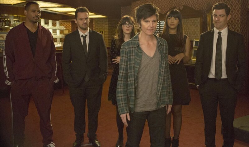Noch ahnen Coach (Damon Wayans Jr., l.), Nick (Jake Johnson, 2.v.l.), Jess (Zooey Deschanel, 3.v.l.), Cece (Hannah Simone, 2.v.r.) und Schmidt (Max Greenfield, r.) nicht, dass die Barkeeperin Sue (Tig Notaro, 3.v.r.) schon bald für eine Überraschung sorgen wird … – Bild: Fox
