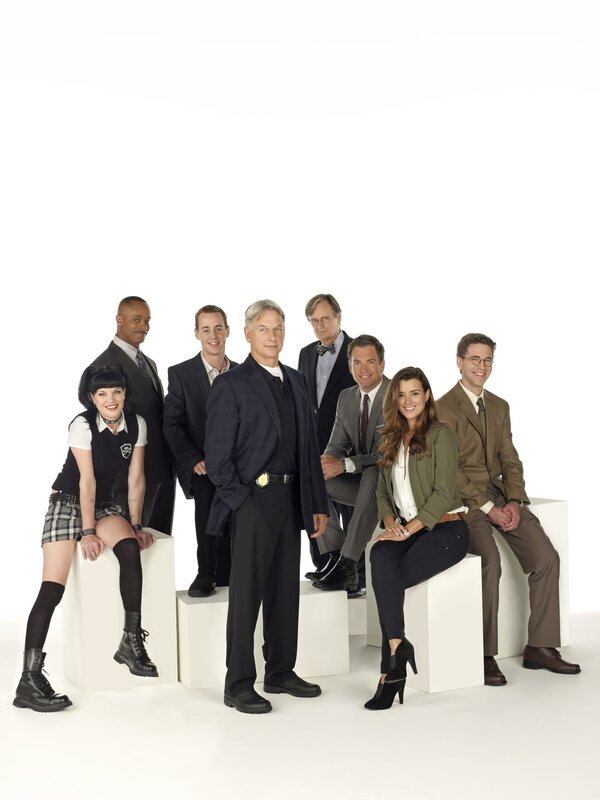 „Navy CIS“, Die Serie dreht sich um ein Ermittlerteam des NCIS (Naval Criminal Investigative Service), einer US-Bundesbehörde, die alle Verbrechen untersucht, in die Angehörige der United States Navy und des United States Marine Corps verwickelt sind. Special Agent Leroy Jethro Gibbs, Leiter des NCIS-Teams, ein smarter wie kompromissloser Ermittler, setzt jedes Mittel ein, um einen Fall aufzuklären.Im Bild (v.li.): Pauley Perrette (Abby Sciuto), Rocky Carroll (Leon Vance), Sean Murray (Timothy McGee), Mark Harmon (Leroy Jethro Gibbs), David McCallum (Dr. Donald „Ducky“ Mallard), Michael Weatherly (Anthony „Tony“ DiNozzo), Cote de Pablo (Ziva David), Brian Dietzen (Jimmy Palmer). – Bild: CBS Television Lizenzbild frei
