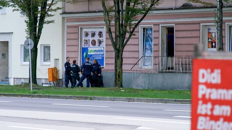 Einer der Hotspots für Drogen ist die Straßenbahnstation Turmstraße in Linz. Dort finden immer wieder Polizei-Razzien statt – verhindern lässt sich das Dealen dort aber offensichtlich nicht wirklich. – Bild: ORF