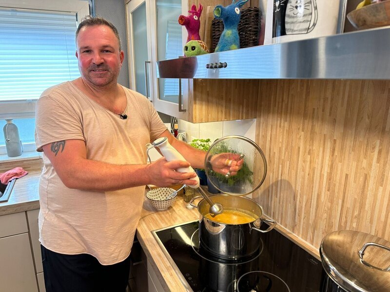 Gastgeber Andreas – Bild: RTL /​ ITV Studios Germany