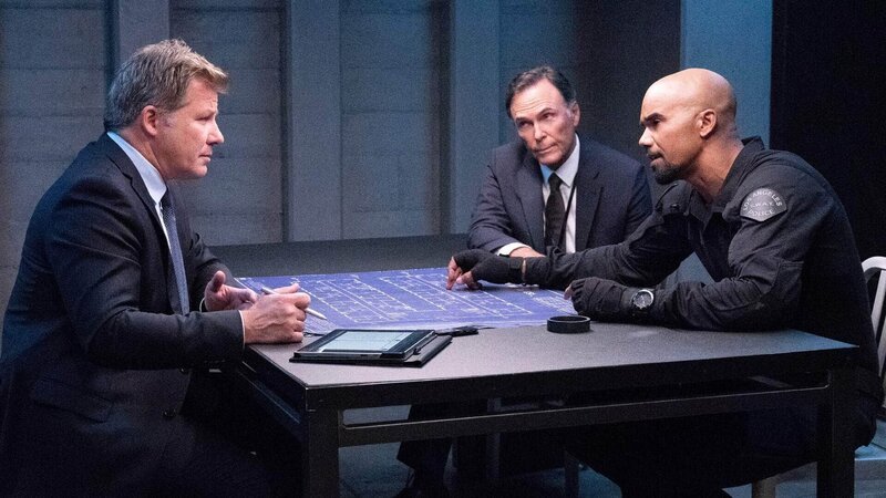 Sergeant Boyer (Larry Poindexter, l.), Daniel ‚Hondo‘ Harrelson (Shemar Moore, r.) – Bild: RTL /​ Sony Pictures Television Inc. and CBS Studios Inc.