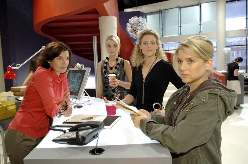 Das Gerücht über die vermeintliche Affäre zwischen Anna und Jonas verbreitet sich in der Agentur wie ein Lauffeuer. v.l.n.r.: Steffi (Karin Kienzer), Mitarbeiterin Elke (Anni Wendler), Maja (Barbara Lanz), Anna (Jeanette Biedermann) – Bild: SAT.1 /​ Oliver Ziebe