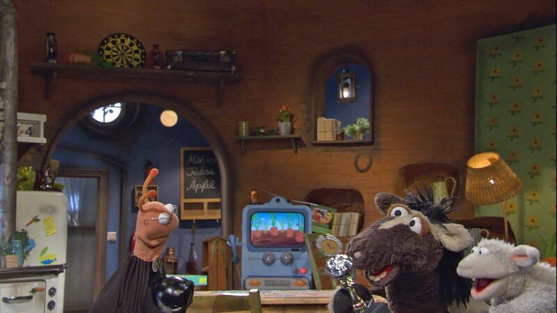 Finchen will Pferd und Wolle zum Verkleidungswettbewerb abholen, doch die beiden sind noch gar nicht vorbereitet. – Bild: NDR/​Sesame Workshop