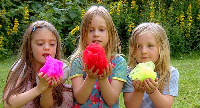 Im Garten bringen Kinder Blumen zum Blühen, die nicht in der Erde wachsen. – Bild: WDR