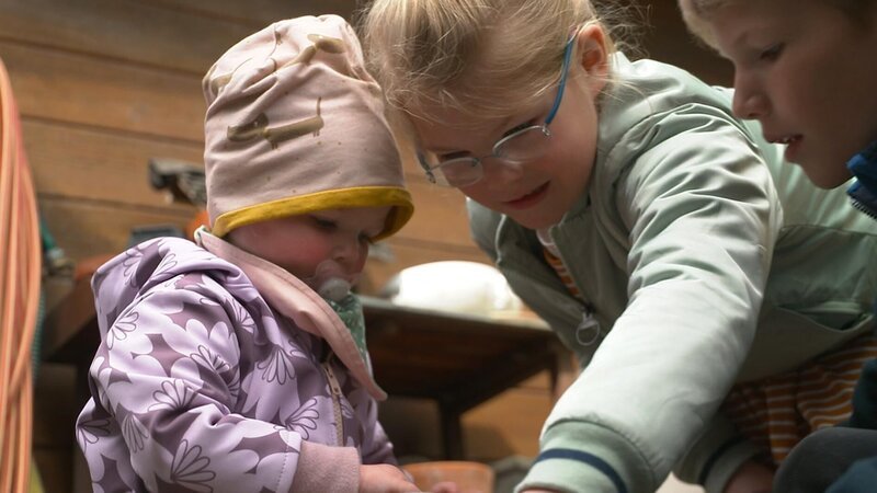Mit ihren Geschwistern versteht Loes (l.) sich auch ohne Sprache. – Bild: RTL /​ TVN FACTUAL ENTERTAINMENT