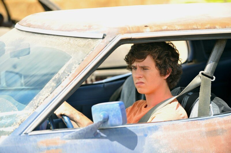 Da Axl (Charlie McDermott) Frankie und Mike verheimlicht hat, dass er im letzten Schuljahr in Englisch durchgefallen ist, fordern sie ihn dazu auf, den Stoff im Sommer nachzuholen. In der Zwischenzeit versucht Sue, die Beziehung zu ihrem Vater zu vertiefen … – Bild: HBOH