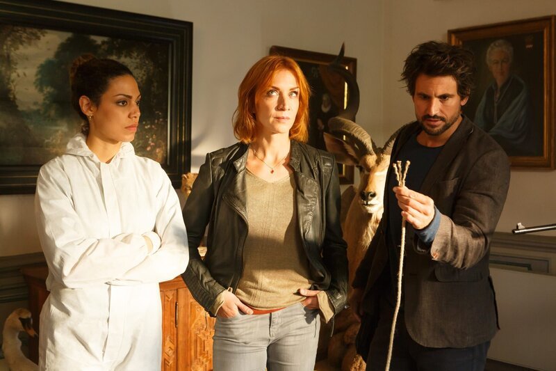 L-R: Kirsten Maybach (Haley Louise Jones); Elena Lange (Annika Ernst); Felix „Einstein“ Winterberg (Tom Beck) – Bild: SAT.1 /​ Kai Schulz