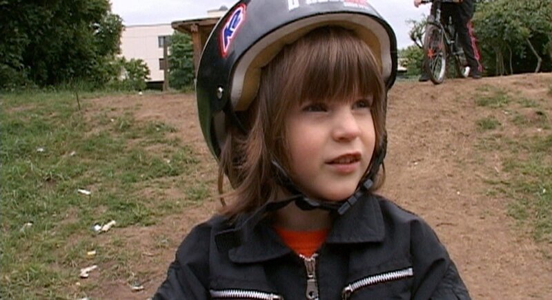 Rufus zeigt, welche gewagten Sprünge er schon mit seinem BMX Rad machen kann. – Bild: WDR