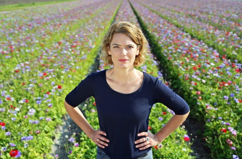 Harmlose Blumenidylle? Von wegen! Lena Ganschow besucht Forschende, die genau hier gefährlichen Pilzkulturen auf die Spur gekommen sind. – Bild: SWR