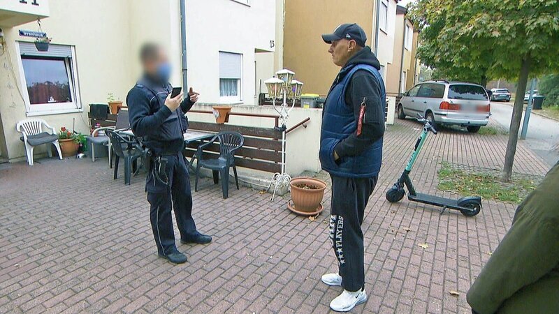 Der besorgte Familienvater Elvis (re.) im Gespräch mit einem Polizist – Bild: RTLZWEI