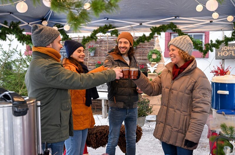 SWR DIE FALLERS – DIE SWR SCHWARZWALDSERIE, FOLGE 1240, „Positiv“, Albert ist stolz auf sein „Fallerhof-Projekt“ und stößt mit den anderen beschwingt an. – Bild: SWR/​Patricia Neligan