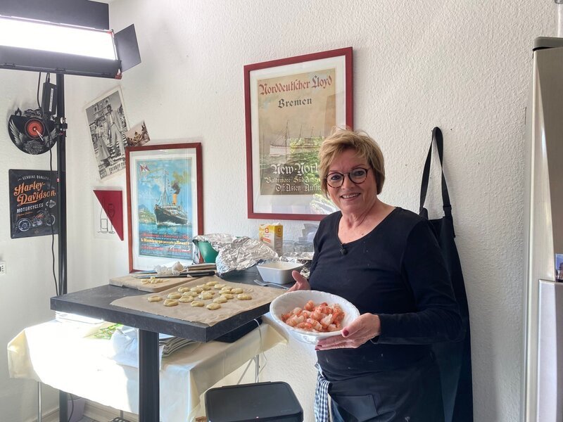 Gastgeberin Bea – Bild: RTL /​ ITV Studios Germany