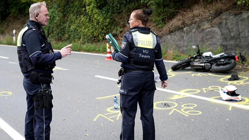 Das Verkehrsunfall-Team aus Dortmund wird zu einem schweren Motorrad-Unfall gerufen – Bild: RTLZWEI