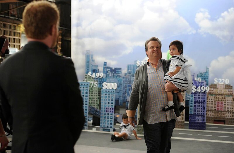 L-R: Mitchell Pritchett (Jesse Tyler Ferguson), Cameron Tucker (Eric Stonestreet) – Bild: ViacomCBS