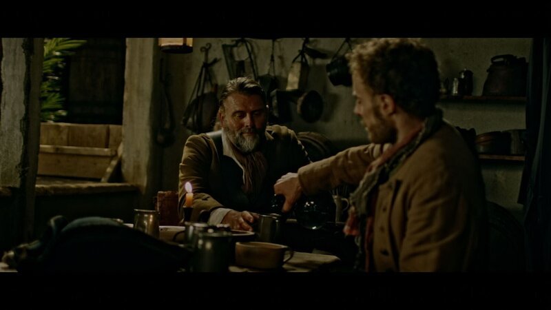 Zwei Männer trinken. – Bild: THE HISTORY CHANNEL /​ World Media Rights