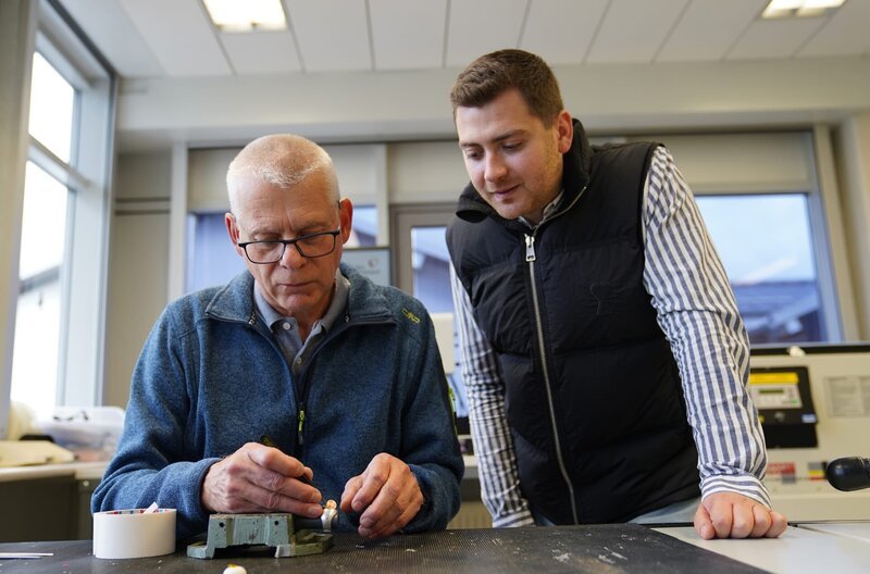 Jürgen Merz (links) und Erfinder David Jakubowicz bei der Auswertung des Dichtungstests. – Bild: MDR/​Lucas Radermacher