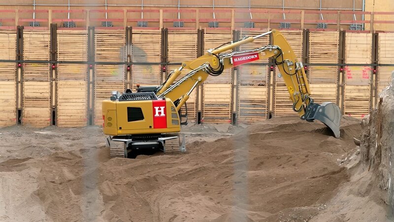 Ein Bagger gräbt auf einer Baustelle. – Bild: WDR/​Die Sendung mit dem Elefanten