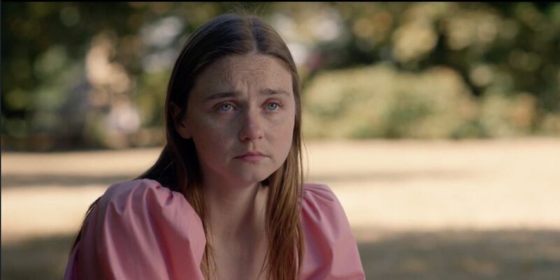 Emma (Jessica Barden) versucht, das Picknick mit ihrer Familie zu genießen, doch es fällt ihr schwer, sich darauf einzulassen. – Bild: ITV Studios. All rights reserved /​ ZDF