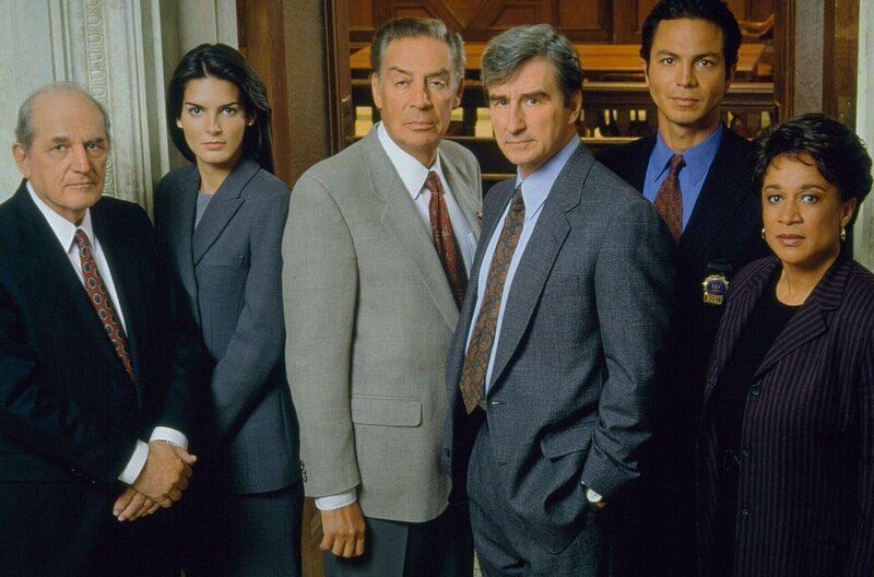 (v.li.) Bezirksstaatsanwalt Adam Schiff (Steven Hill), Bezirksstaatsanwältin Abbie Carmichael (Angie Harmon), Detective Lennie Briscoe (Jerry Orbach), Oberstaatsanwalt John ‚Jack‘ McCoy (Sam Waterston), Detective Reynaldo ‚Rey‘ Curtis (Benjamin Bratt) und Lieutenant Anita Van Buren (S. Epatha Merkerson) sind im täglichen Kampf gegen das Verbrechen unterwegs. – Bild: RTL