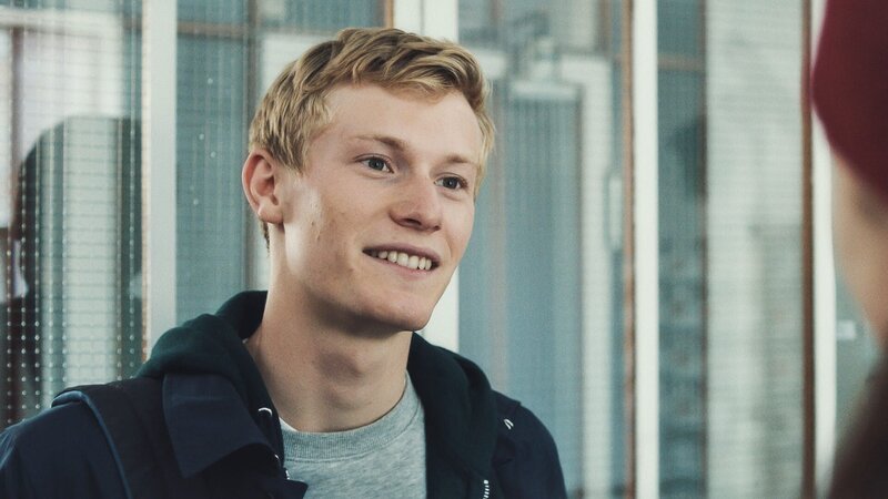 Lasse (Albert Rosin Harson) möchte Tinka bei der Suche nach ihren Verwandten in der Menschenwelt helfen. – Bild: BR/​TV 2 Denmark/​Per Arnesen