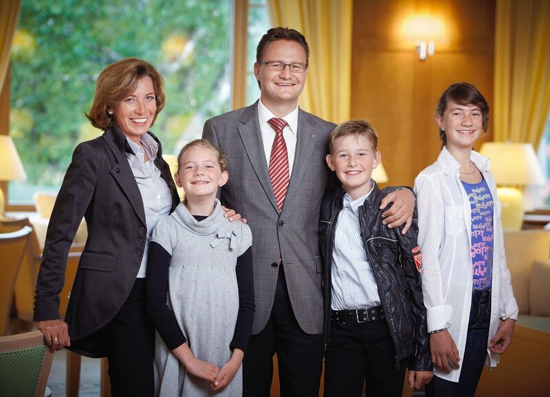 SF bi de Lüt Familiensache Folge 1 Hoteliersfamilie Walther: Anne-Rose, Annina, Thomas, Janick, Valeria – Bild: SRF/​Francesco Carrascosa
