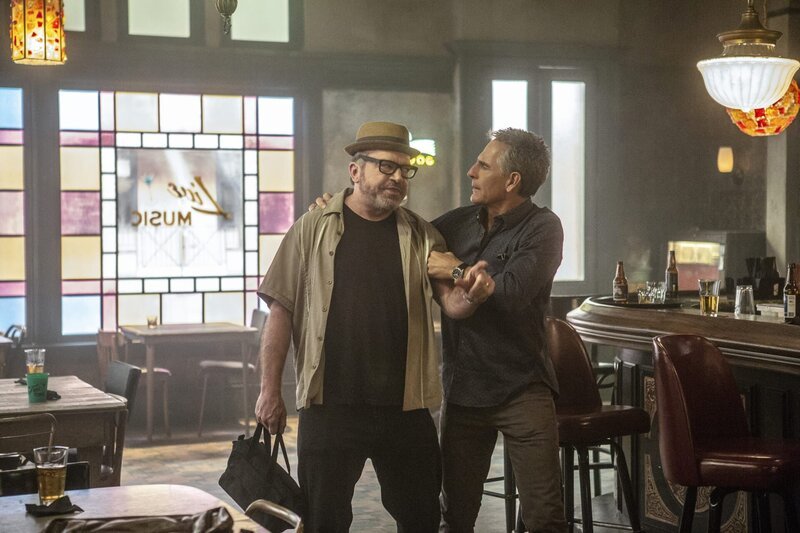Bertrand (Tom Arnold, l.) widersetzt sich Pride (Scott Bakula, r.). Wird er die Mission gefährden? – Bild: CBS Broadcasting, Inc.