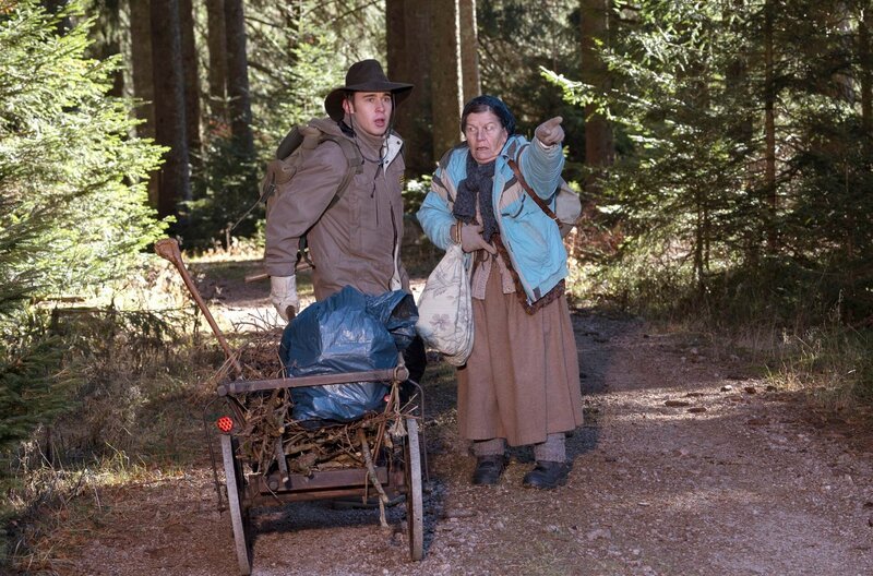Sebastian (Dominik Stricker) und Lioba (Lisbeth Felder) entdecken auf ihrem Streifzug durch den Wald zwei Christbaumdiebe. – Bild: SWR/​Schweigert