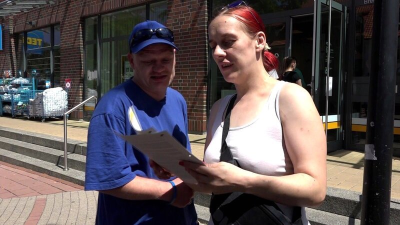 Auch mit Job kann man auf Hartz IV angewiesen sein. Das zeigt u.a. der Fall von Sarah und Lars. – Bild: RTLZWEI