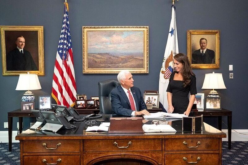 Mike Pence und Alyssa Farah – Bild: RTL / White House Mike Pence und Alyssa Farah – Bild: RTL / White House