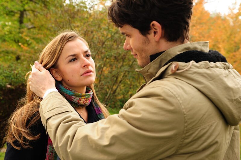 Theresa (Ines Lutz, l.); Peter (Daniel Fünffrock, r.) – Bild: ARD /​ Ann Paur