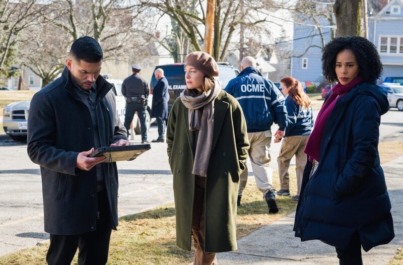 (v.l.n.r.) Special Agent Ivan Ortiz (Miguel Gomez); Special Agent Kristin Gaines (Alexa Davalos); Special Agent Sheryll Barnes (Roxy Sternberg) – Bild: 2022 CBS Broadcasting Inc. All Rights Reserved. /​ Mark Schafer Lizenzbild frei