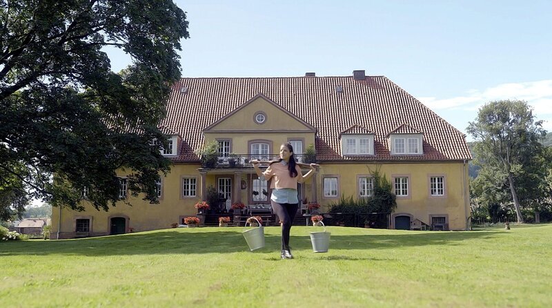 Märchenreise-Reporterin Clarissa versucht, das Leben einer echten Magd nachzuempfinden. War es wirklich so hart? – Bild: Radio Bremen/​WDR/​Klaus Kurth