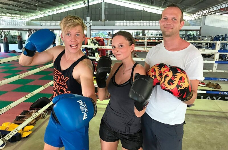 Reiseleiter und Sportfreak Moritz hat zusammen mit Passagierpaar Caro und Mopie in Phuket die Thaibox-Schule Sinbi Muay Thai besucht. – Bild: BR/​Gerrit Mannes