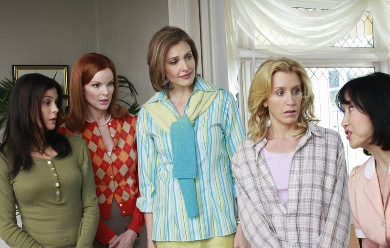 Blick in die Vergangenheit der verzweifelten Hausfrauen: Susan (Teri Hatcher, l.), Bree (Marcia Cross, 2.v.l.), Mary Alice (Brenda Strong, M.), Lynette (Felicity Huffman, 2.v.r.) und Yao Lin (Lucille Soong, r.) … – Bild: American Broadcasting Companies, Inc.