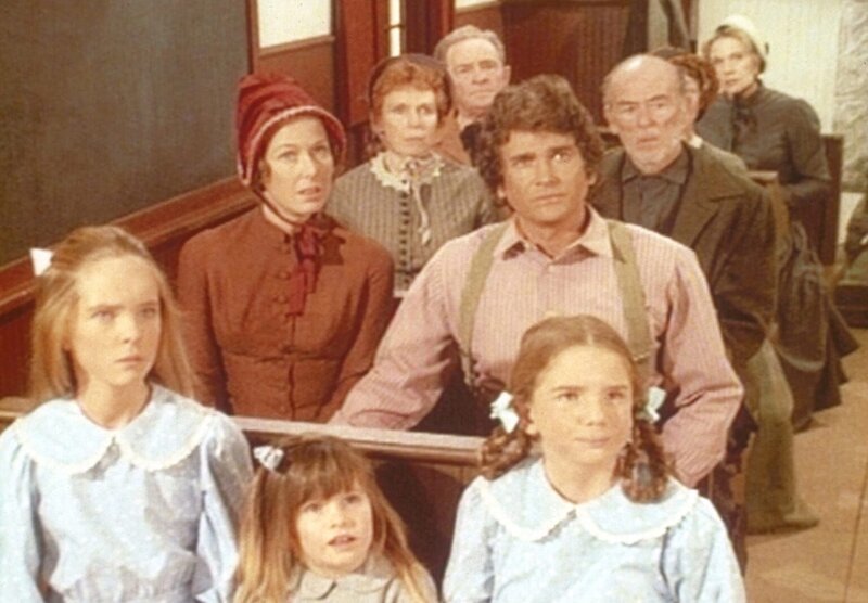 Charles (Michael Landon, M.) und seine Familie erfahren beim Gottesdienst, dass ein Mitglied der Gemeinde an Typhus gestorben ist. – Bild: Worldvision Lizenzbild frei