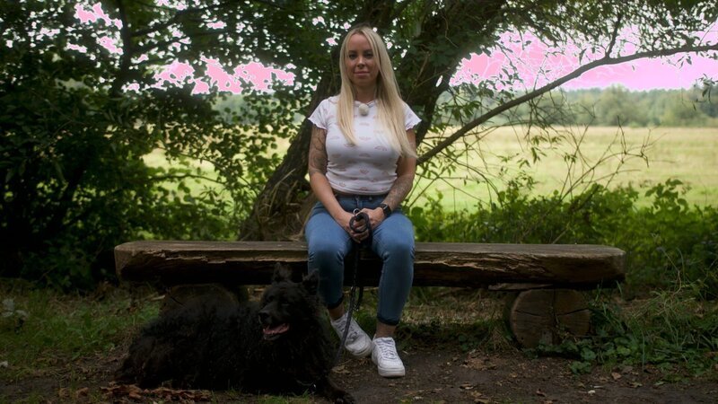 Unzertrennlich: Stefanie (37) hat ihren Hund von der Straße gerettet und kümmert sich liebevoll um ihn. – Bild: MARTIN BEUME /​ ZDF