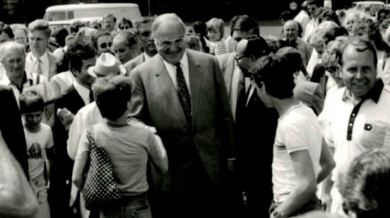 Bundeskanzler Helmut Kohl (Mitte) während seines geheimen DDR Besuches in Dresden, 29.05.1988. – Bild: Bundesarchiv Stasiunterlagen Bundeskanzler Helmut Kohl (Mitte) während seines geheimen DDR Besuches in Dresden, 29.05.1988. – Bild: Bundesarchiv Stasiunterlagen