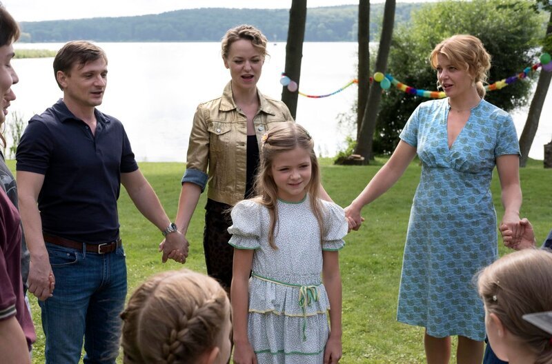 Anna (Ziva-Marie Faske, im VG) hat sich zu ihrem Geburtstag ein Familienfest gewünscht. Ihr Vater Martin (Florian Lukas, l.), seine Freundin Lisa Kupfer (Lisa Wagner, M.) und Petra Zeiler (Jördis Triebel, r.) singen ihr ein Geburtstagslied. – Bild: Frederic Batier