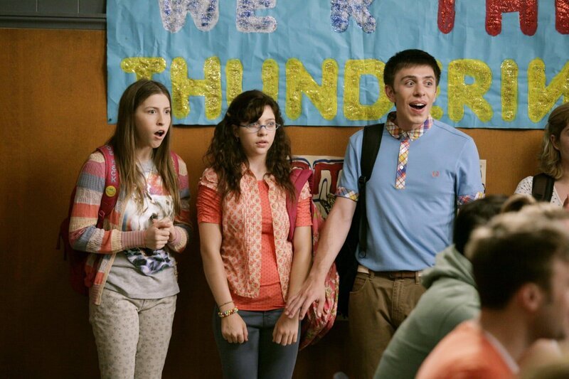 Sue (Eden Sher, l.), Carly (Blaine Saunders, 2.v.l.) und Brad (Brock Ciarlelli, r.) können nicht fassen, was Mr. Farrar da verkündet. Unterdessen wird Frankie eine Hiobsbotschaft überbracht und Mike ärgert sich über Bricks unangemessenes Verhalten. – Bild: HBOH