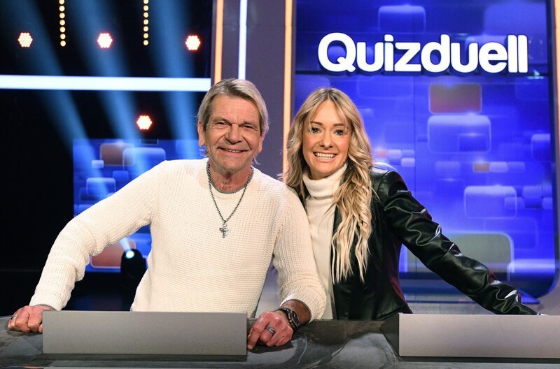 Die Kandidat:innen des Teams „Schlager“: Schlagersänger Matthias Reim (l.) mit Ehefrau Christin Stark (2.v.l.), Schlagersängerin. – Bild: ARD/​Uwe Ernst