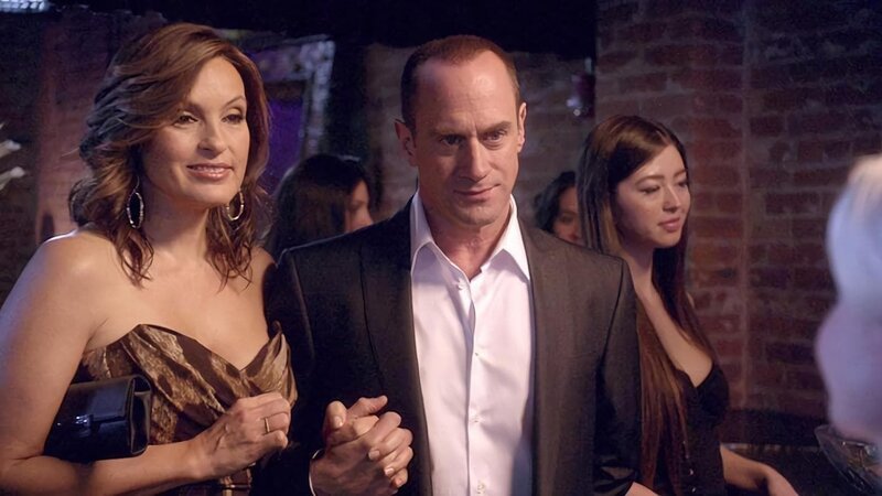 Detective Olivia Benson (Mariska Hargitay) und Detective Elliot Stabler (Christopher Meloni) ermitteln verdeckt in einem Swingerclub. Gelingt es den beiden die Messerattacke aufzuklären? – Bild: TVNOW
