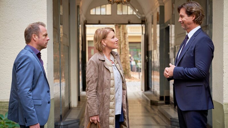 Marie Brand (Mariele Millowitsch, M.) und Jürgen Simmel (Hinnerk Schönemann, l.) erwarten von Dr. Gustav Engler (Thomas Heinze, r.) eine Lösung für das Problem in Maries Wohnung. – Bild: Guido Engels
