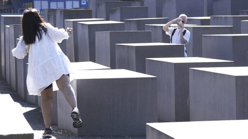 Kulisse für Urlaubsfotos: Touristen am Berliner Denkmal für die ermordeten Juden Europas. – Bild: ZDF