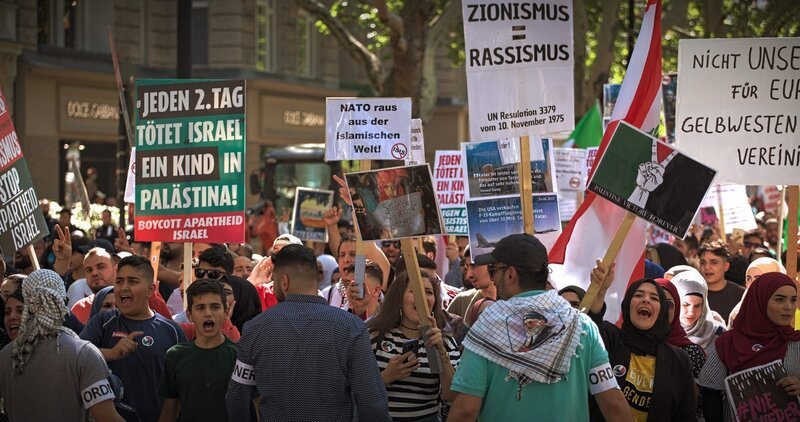 Berlin, 2019: eine Anti-Israel-Demonstration am Al-Quds-Tag. – Bild: Tobias Lenz, Autorenkombinat