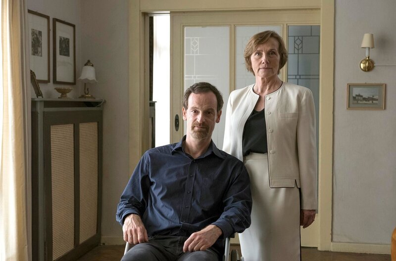 Marlene (Ruth Reinecke, r.) verabschiedet sich von Falk (Jörg Hartmann, l.) – sie reist in die Schweiz, um Parteigelder zurück nach Berlin zu schmuggeln. – Bild: ARD/​Frederic Batier