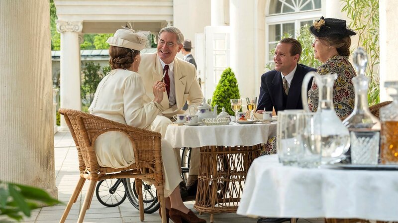 Das norwegische Thronfolgerpaar Olav und Märtha ist zu Gast beim amerikanischen Präsidenten Franklin D. Roosevelt und dessen Frau Eleanor (von li nach re: Sofia Helin, Kyle MacLachlan, Tobias Santelmann, Harriet Sansom Harris). – Bild: NDR/​Dusan Martincek