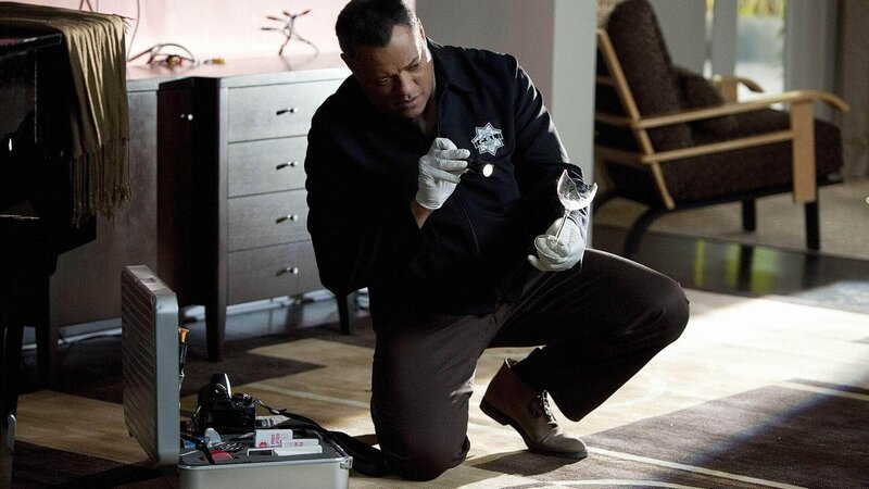 Die Spuren am Tatort weisen zunächst auf einen brutalen Mord hin, doch Ray Langston (Laurence Fishburne) kommen erste Zweifel: War der Mord nur inszeniert? – Bild: RTL /​ CBS