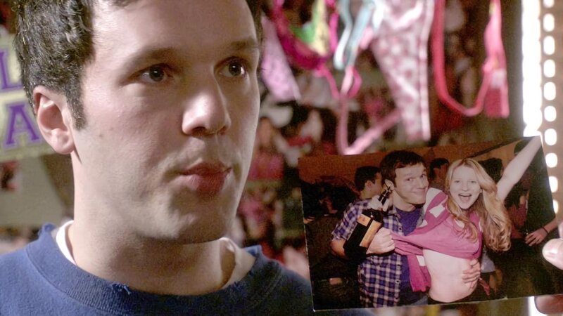 Eine junge Studentin wurde vor laufender Kamera vergewaltigt. Doch ist Carl Cooper (Shane Kearns) wirklich der Täter? – Bild: TVNOW